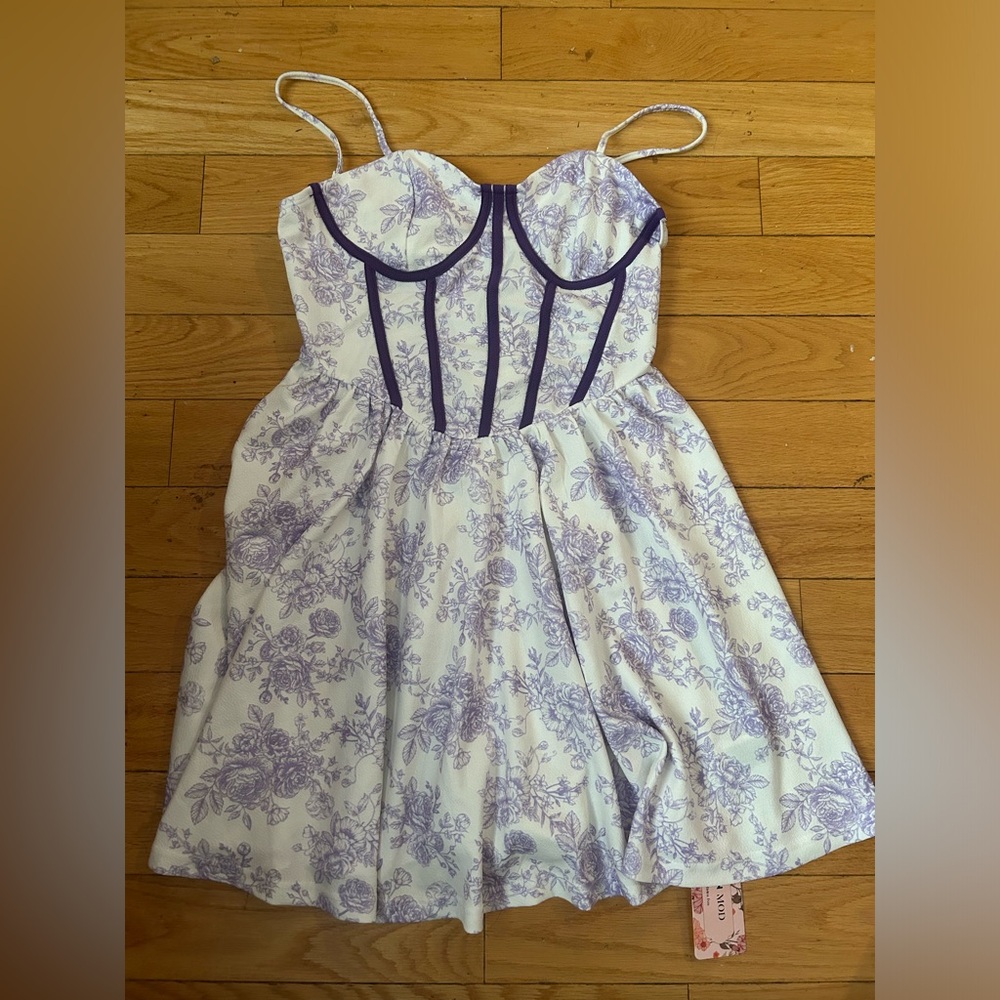 Purple and white flower dress size M US brand new with tags